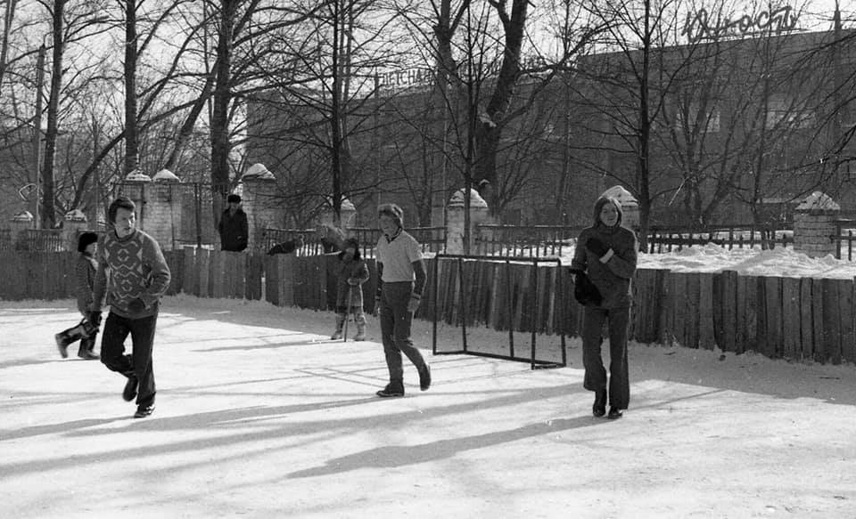 1979 Улица Болдина школа №4, на спортплощадке. Фото из личного архива Александра Бынкина 01