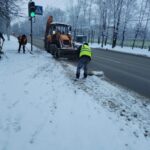 Последствия снегопада в Калуге убирают и днём, и ночью