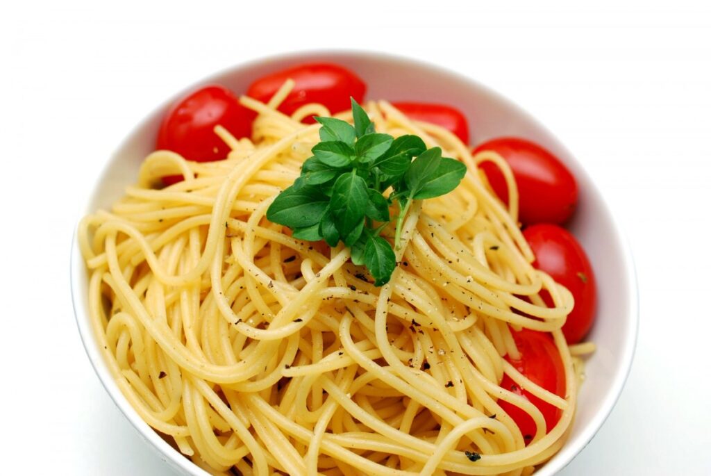spaghetti pasta cook cooking kitchen gourmet basil tomato 667245