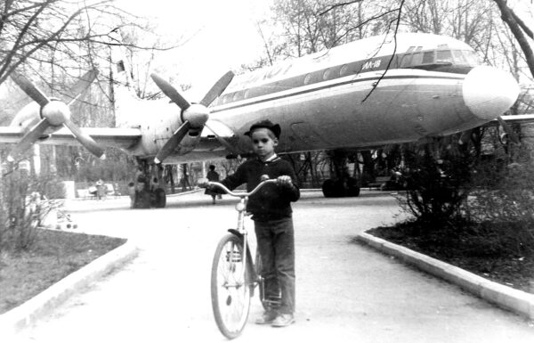 1982 год апрель Самолет в сквере