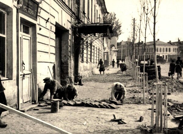04 1947 Укладка тротуара на улице Ленина