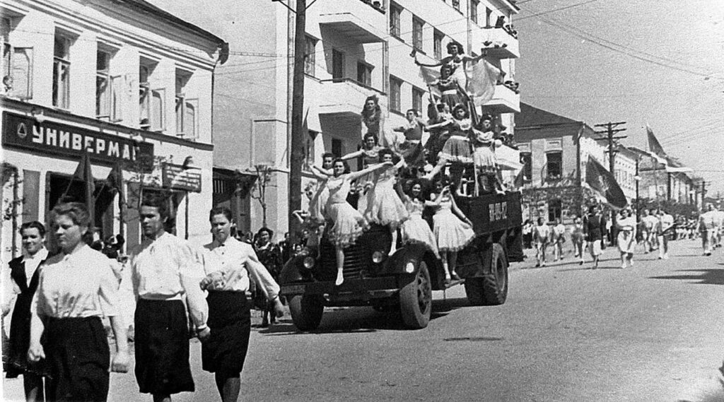 1951 1 мая на улице Сталина (Ленина)