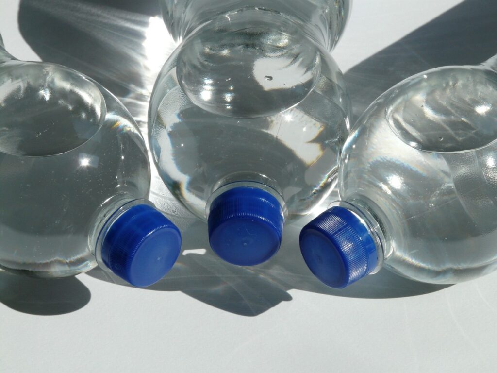 bottles plastic bottle bottle mineral water water transparent lid blue 1144072.jpg!d