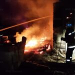 За одну ночь в Людиновском районе сгорели дом и холодильник в магазине