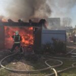 Шесть спасателей тушили пожар в гараже в Кировском районе