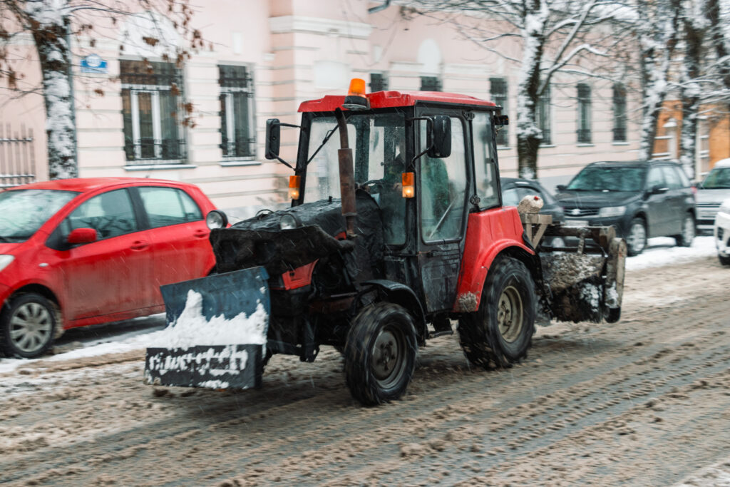 20231124 Андрей Хорошавин трактор, уборка города img 0178