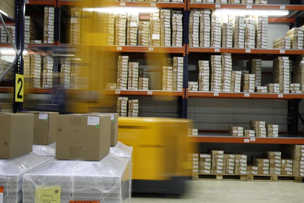 high bay stock range warenlager shelf shipping packaging logistics 948616