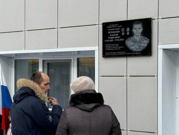 В школе Малоярославецкого района открыли мемориальную доску и парту героя