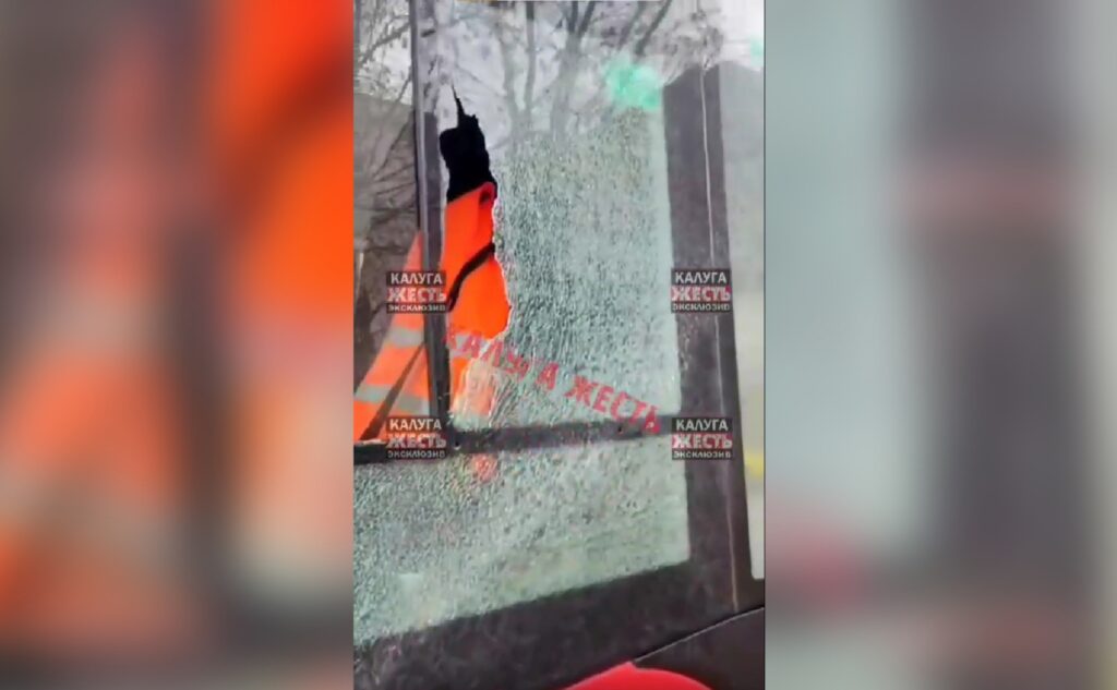 Разбившееся стекло автобуса