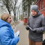 Калужские волонтёры напоминают прохожим о Дне воссоединения России и Крыма