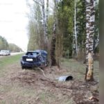 Иномарка в Дзержинском районе съехала с трассы и врезалась в дерево