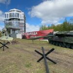 Калужане делают фото у военной инсталляции, где установили макет танка Leopard